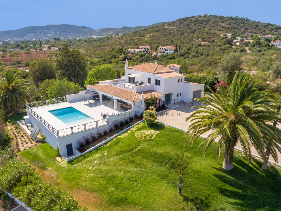  Fabulous four bedroom villa with swimming pool