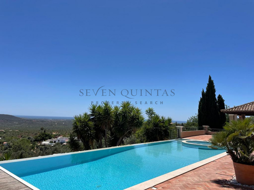 Four-bedroom villa with one-bedroom guest cottage for sale