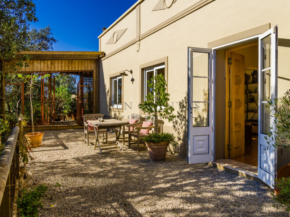 Newly-built, quinta-style property 